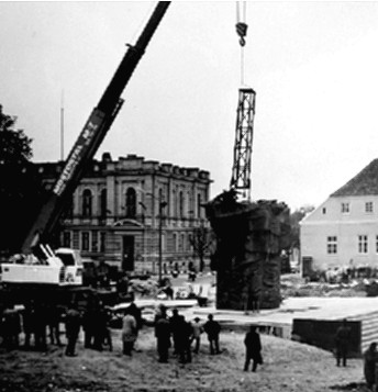 Budowa i montaż pomnika Władysława Broniewskiego.
Zdjęcie pochodzi z książki Mirosława Łakomskiego "W 80 stron dookoła Płocka".
Wszelkie prawa zastrzeżone.
