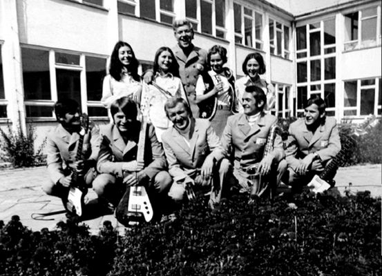 Mezony - zespół, przez który przewinęło się prawie 100 osób.
Po połączeniu się z zespołem Marakosy, przyjęli nazwę Melmar.
Tworzyli pod skrzydłami Zespołu Szkół Chemicznych, a potem Domu Technika MZRiP.
Do dzisiaj niektórzy muzycy grają na estradzie, statkach, w knajpach, a nawet w cyrku.

Zdjęcie pochodzi z książki Mirosława Łakomskiego "W 80 stron dookoła Płocka".
Wszelkie prawa zastrzeżone.
