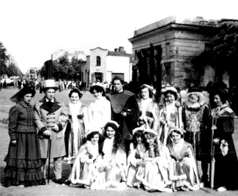 Uczestnicy Pochodu Milenijnego "Idą Wieki" w 1966 r.
W 1960 roku odbył się podobny pochód tym razem pod wezwaniem Tysiąclecia Państwa Polskiego i Tysiąclecia Płocka. Organizacją zajął się m.in. Cech Rzemiosł Różnych.
Tu widok od strony "okrąglaka", w tle widać nieistniejący już sklepik kolonialny p. Mosakowskiej.

Zdjęcie pochodzi z książki Mirosława Łakomskiego "W 80 stron dookoła Płocka".
Wszelkie prawa zastrzeżone.
