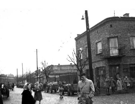 Widok od strony ulicy Królewieckiej.
Tu mieścił się kiedyś sklep "U Bartnika", tuż za budynkiem znajdowała się stacja benzynowa CPN, wzdłuż ulicy grzecznie parkowały wozy konne.

Zdjęcie pochodzi z książki Mirosława Łakomskiego "W 80 stron dookoła Płocka".
Wszelkie prawa zastrzeżone.
