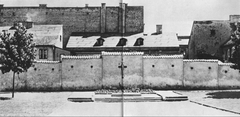 Pomnik trzynastu straconych - 1964
W 1947 r. na miejscu zbrodni wzniesiono symboliczną ścianę z 13 wmurowanymi cegłami oraz tablicę pamiątkową o treści: "18 IX 1942 na tym miejscu Niemcy stracili publicznie trzynastu Polaków. Umarli z okrzykiem - Niech żyje Polska. Płock składa hołd ich pamięci."
W 1972 roku plac został gruntownie przebudowany.
