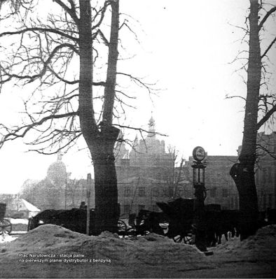 Stacja paliw na Pl. Narutowicza
Zdjęcie pochodzi z książki Mirosława Łakomskiego "Album Tumski".
Wszelkie prawa zastrzeżone. 
