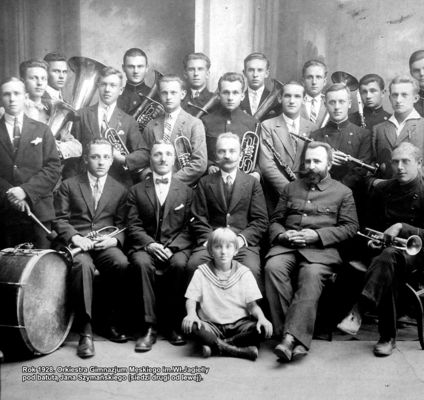 Orkiestra Gimnazjum Męskiego im. Wł. Jagiełly - 1928 r.
Zdjęcie pochodzi z książki Mirosława Łakomskiego "Album Tumski".
Wszelkie prawa zastrzeżone. 
