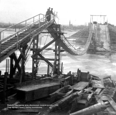 Roboty nprawcze na uszkodzonym moście w 1940 roku
Zdjęcie pochodzi z książki Mirosława Łakomskiego "Album Tumski".
Wszelkie prawa zastrzeżone. 
