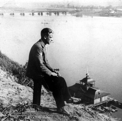 Stanisław Molski na usypisku tumskim - 1930 rok
Zdjęcie pochodzi z książki Mirosława Łakomskiego "Album Tumski".
Wszelkie prawa zastrzeżone. 
