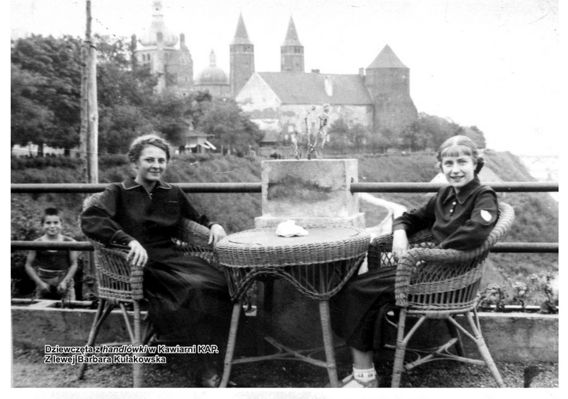 Kawiarnia KAP
Zdjęcie pochodzi z książki Mirosława Łakomskiego "Album Tumski".
Wszelkie prawa zastrzeżone. 
