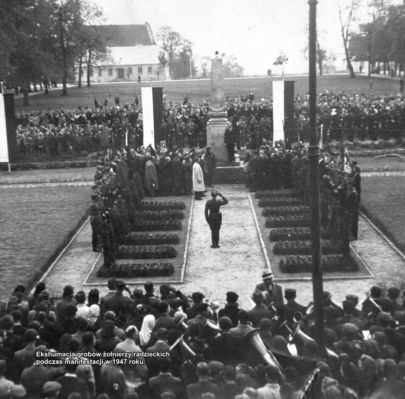 Ekshumacja grobów żołnierzy radzieckich - 1947 rok
Zdjęcie pochodzi z książki Mirosława Łakomskiego "Album Tumski".
Wszelkie prawa zastrzeżone. 
