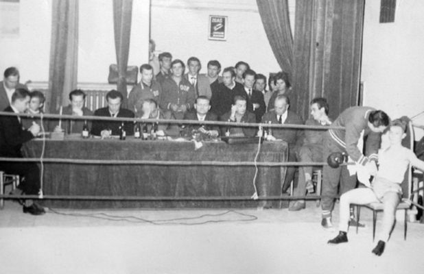 Walka bokserska w kinie "Przedwiośnie"
Zdjęcie pochodzi z książki Mirosława Łakomskiego "W 80 stron dookoła Płocka".
Wszelkie prawa zastrzeżone.
