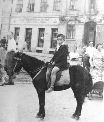 Plac Narutowicza
W miejscu, gdzie teraz mieści się EMPiK, dawniej KMPiK "Ruch" znajdował się Punkt Sprzedaży Centrali Przemysłu Drzewnego. Na placu można było zrobić zdjęcie na kucyku lub w małym samolocie.

Zdjęcie pochodzi z książki Mirosława Łakomskiego "W 80 stron dookoła Płocka".
Wszelkie prawa zastrzeżone.
