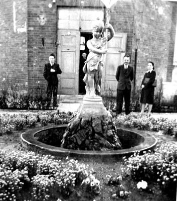 Fontanna z figurką przed wejściem do wieży ciśnień.
Zdjęcie pochodzi z książki Mirosława Łakomskiego "W 80 stron dookoła Płocka".
Wszelkie prawa zastrzeżone.
