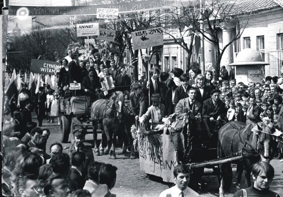 Pochód pierwszomajowy idzie ulicą Kościuszki
Reprezentacja młodych działaczy kultury. 
W tle odważny transparent "Jesteśmy za Niemenem".

Zdjęcie pochodzi z książki Mirosława Łakomskiego "W 80 stron dookoła Płocka".
Wszelkie prawa zastrzeżone.
