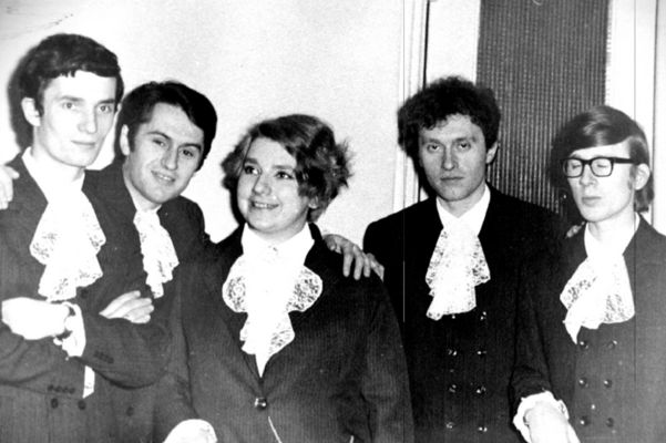 Arabeska. Legendarny płocki zespół rockowy.
Od lewej: Jurek Klatte, Włodek Kowalczyk, Wanda Sobieraj, Leszek Mierzejewski, Jurek Stasiak, potem dołączył A. Pączkowski

Zdjęcie pochodzi z książki Mirosława Łakomskiego "W 80 stron dookoła Płocka".
Wszelkie prawa zastrzeżone.
