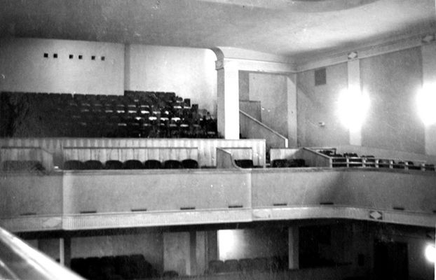 Niepowtarzalne wnętrze kina Przedwiośnie.
Zdjęcie pochodzi z książki Mirosława Łakomskiego "W 80 stron dookoła Płocka".
Wszelkie prawa zastrzeżone.
