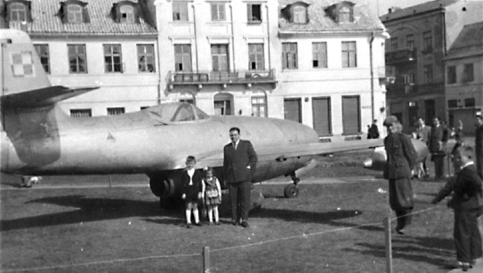 Samolot JAK-23 przed budynkami sądu.
Następnie przeniesiony na Plac Obrońców Warszawy.
Stałe miejsca spacerów, z obowiązkowym zdjęciem rodzinnym.

Zdjęcie pochodzi z książki Mirosława Łakomskiego "W 80 stron dookoła Płocka".
Wszelkie prawa zastrzeżone.
