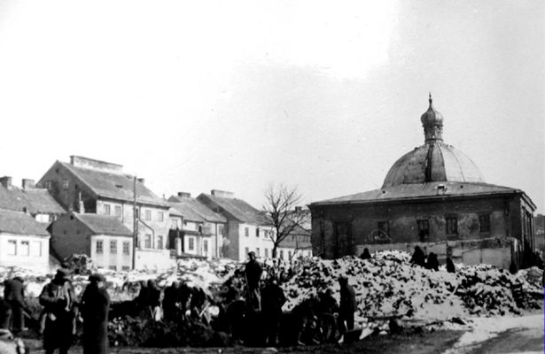 Synagoga tzw. Stara Bożnica przy ul. Synagogalnej 14.
Zdjęcie pochodzi z książki Mirosława Łakomskiego "W 80 stron dookoła Płocka".
Wszelkie prawa zastrzeżone.
