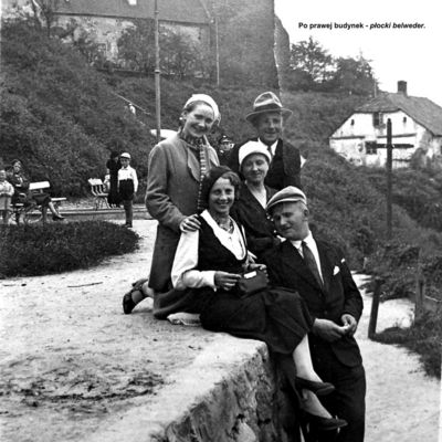 Na skarpie ...
Zdjęcie pochodzi z książki Mirosława Łakomskiego "Album Tumski".
Wszelkie prawa zastrzeżone. 
