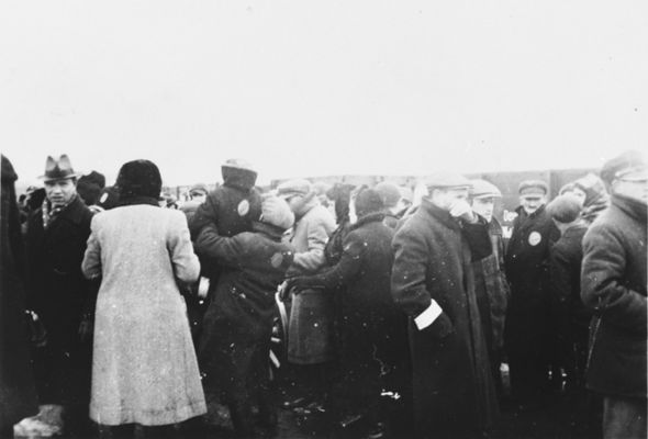 Wypędzeni płoccy żydzi podczas przesiadki w miejscowości Chmielnik.
1940/41 r.
