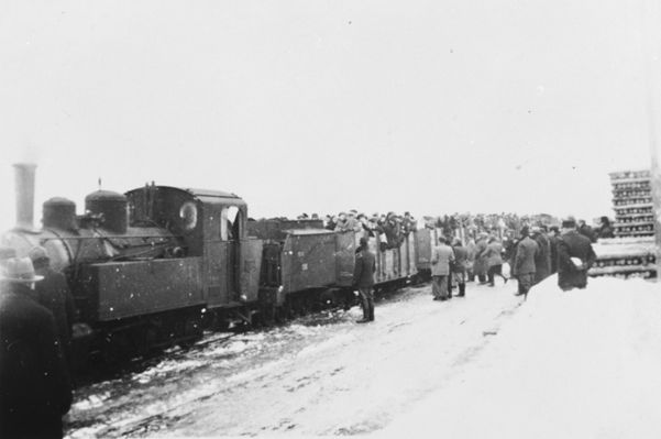 Wypędzeni płoccy żydzi podczas przesiadki w miejscowości Chmielnik.
1940/41 r.
