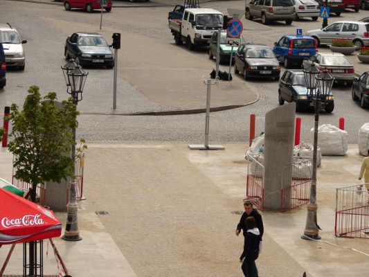 ul. Tumska - modernizacja
Poczatek ul. Tumskiej. Na początku i końcu każdego odcinka Tumskiej zostaną zamontowane ozdobne pylony (wariacja na temat bramy). Granitowe słupy mają 3 m wysokości, od góry są ścięte pod kątem 45 stopni. Na każdym fragmencie deptaka mają mieć inny kształt - koła, trójkąta, kwadratu - oraz inny kolor.
Na zdjęciu pylony rozpoczynające ulicę Tumską.



