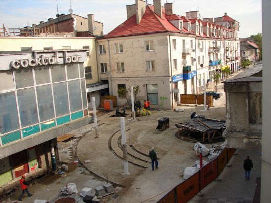 ul. Tumska - modernizacja
Montaż fontanny na placu przed kinem Przedwiośnie. Wokoło placu strzeliste lampy, ktore beda otoczone przez granitowe siedziska.
