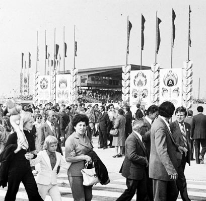Centralne dożynki - 1976 r.
Zdjęcie pochodzi z książki Mirosława Łakomskiego "Rejs po płockim Peerelu".
Wszelkie prawa zastrzeżone.
