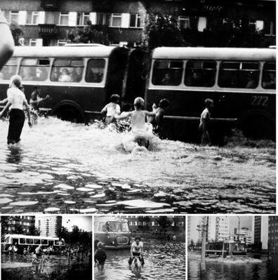 Wystarczyła krótka ulewa, aby ulica Tysiąclecie zamieniła się w rzekę, a że było ciepło, zabawa gotowa.
Zdjęcie pochodzi z książki Mirosława Łakomskiego "Rejs po płockim Peerelu".
Wszelkie prawa zastrzeżone.
