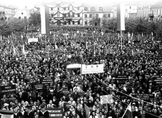 Manifestacja przed Magistratem, pod hasłami, które miały przynieść rodakom spokój i szczęście.
Flagi narodowe, jak zwykle, wiszą źle.

Zdjęcie pochodzi z książki Mirosława Łakomskiego "Rejs po płockim Peerelu".
Wszelkie prawa zastrzeżone.
