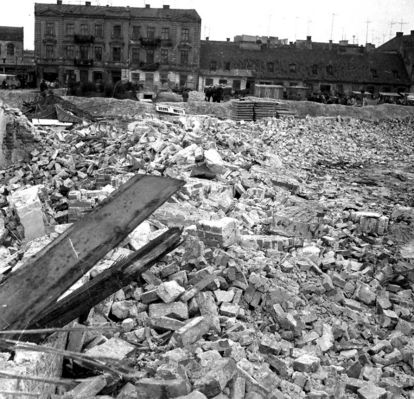 Rozbiórka Podkowy pod koniec lat 60-tych.
Zdjęcie pochodzi z książki Mirosława Łakomskiego "Rejs po płockim Peerelu".
Wszelkie prawa zastrzeżone.
