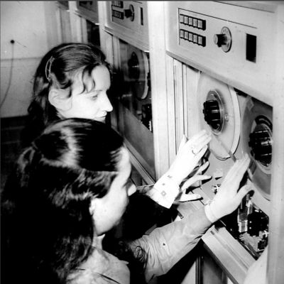 Komputer Riad 20 zajmował całe szóste piętro biurowca FMŻ
Służył do obliczeń technicznych, posiadał pamięć ferrytową i bębnową zapisywaną na taśmie magnetycznej, pojemność ... 8 MB

Zdjęcie pochodzi z książki Mirosława Łakomskiego "Rejs po płockim peerelu".
Wszelkie prawa zastrzeżone.
