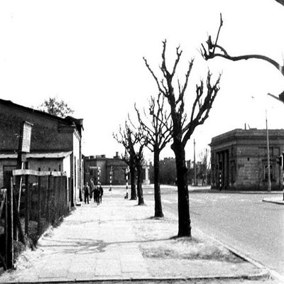 Ulica Kolegialna w rejonie Rogatek Warszawskich
Zdjęcie pochodzi z książki Mirosława Łakomskiego "Płockie Deja Vu".
Wszelkie prawa zastrzeżone.
