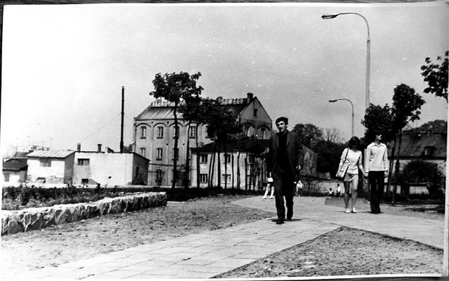 Alejka spacerowa na tyłach ulicy Kazimierza Wielkiego, w tle budynek przedwojennej "mydlarni"
Zdjęcie pochodzi z książki Mirosława Łakomskiego "Płockie Deja Vu".
Wszelkie prawa zastrzeżone.
