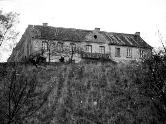 Nieistniejący już - masywny dom "na tarasach" wzgórz tumskich, niedaleko mostu
Okolice "starego" szpitala.

Zdjęcie pochodzi z książki Mirosława Łakomskiego "Płockie Deja Vu".
Wszelkie prawa zastrzeżone.
