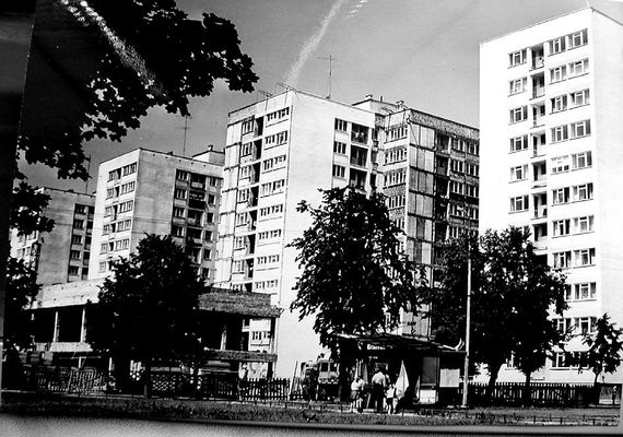 Wieżowce i pawilony handlowe w centrum miasta, na skrzyżowaniu ul. Bielksiej i Kobylińskiego
Zdjęcie pochodzi z książki Mirosława Łakomskiego "Płockie Deja Vu".
Wszelkie prawa zastrzeżone.
