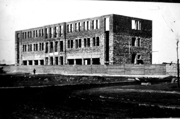 Budynek Polskich Linii Samochodowych wybudowany w 1939 roku
Spalony przez Niemców w 1945 roku.
Odbudowany, przez długie lata służył jako dworzec autobusowy.

Zdjęcie pochodzi z książki Mirosława Łakomskiego "Płockie Deja Vu".
Wszelkie prawa zastrzeżone.
