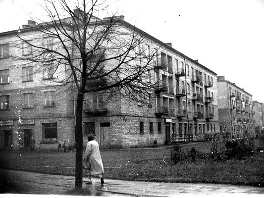 Budynki mieszkalne przy skrzyżoiwaniu Al. Jachowicza i Bielskiej.
Zdjęcie pochodzi z książki Mirosława Łakomskiego "Płockie Deja Vu".
Wszelkie prawa zastrzeżone.
