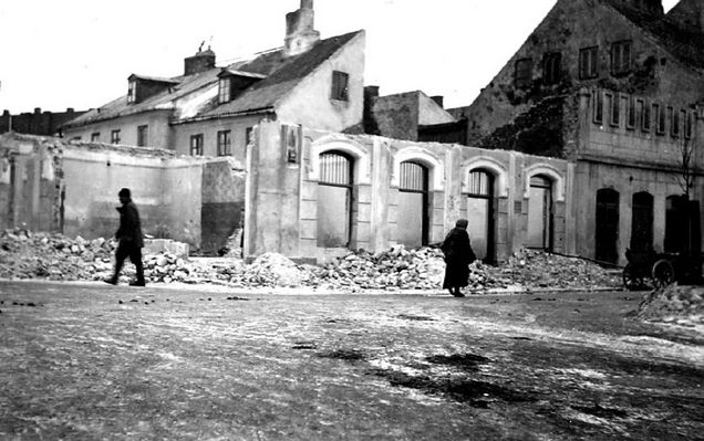 Skrzyżowanie ulic Bielskiej i Kwiatka, budynki wyburzone przez okupanta.
Z prawej strony, zwany potocznie "Złoty Róg"

Zdjęcie pochodzi z książki Mirosława Łakomskiego "Płockie Deja Vu".
Wszelkie prawa zastrzeżone.
