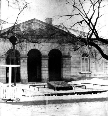 Grób Nieznanego Żołnierza - miejsce różnych manifestacji patriotycznych
Zdjęcie pochodzi z książki Mirosława Łakomskiego "Płockie Deja Vu".
Wszelkie prawa zastrzeżone.
