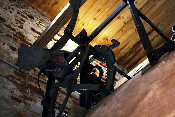 Mechanizm zegara - wnętrze wieży zegarowej
Zdjęcie pochodzi z książki Mirosława Łakomskiego "Płockie Deja Vu".
Autor: Mirosław Łakomski
Wszelkie prawa zastrzeżone.
