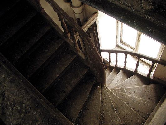 Wnętrze wieży ciśnień
Kręte, drewniane schody prowadzą do poszczególnych pomieszczeń oraz na strych.

Zdjęcie pochodzi z książki Mirosława Łakomskiego "Płockie Deja Vu".
Autor: Mirosław Łakomski
Wszelkie prawa zastrzeżone.
