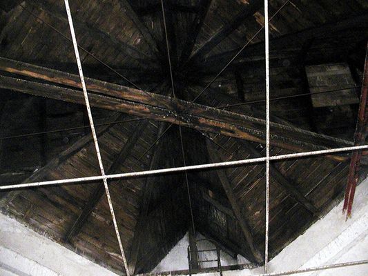 Wnętrze wieży ciśnień (tzw. baśni)
Na strychu na stalowych prętach umieszczony był zbiornik o pojemności 7 tysięcy wiader.

Zdjęcie pochodzi z książki Mirosława Łakomskiego "Płockie Deja Vu".
Autor: Mirosław Łakomski
Wszelkie prawa zastrzeżone.
