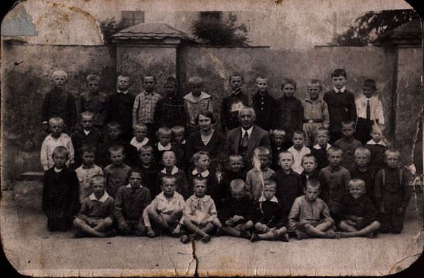 Zdjęcie klasowe - 1932 rok.
W tle widoczny mur od kościoła farnego w Płocku.
