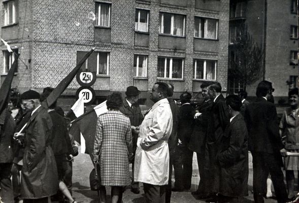 Zbiórka na pochód pierwszomajowy - lata 70-te
prawdopodobnie okolica "Zakładów Mięsnych"
