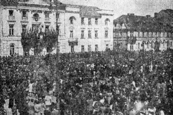 Zakończenie wojny - 1945 r.
Manifestacja mieszkańców Płocka przed Ratuszem w dniu zakończenia wojny - 9 maja 1945 r.
