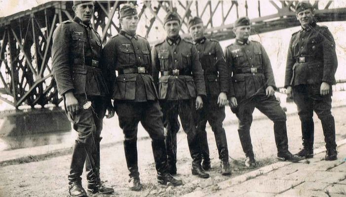 Pamiątkowe zdjęcie przy moście
Z pamiętnika niemieckiego żołnierza
