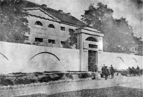 Brama wjazdowa wraz z murem zewnętrznym i fasada południowa pawilonu więzienia
koniec XIX wieku.
