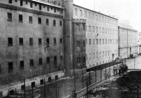 Dziedziniec wewnętrzny Zakładu Karnego i widok na gmachy więzienne od strony północnej
1991 r.
