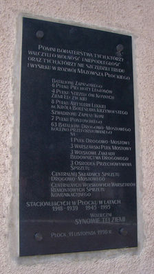 Pomnik ku czci żołnierzy stacjonujących w Płocku w latach 1918-1939 i 1945-1995
Pomnik znajduje się na terenie byłej jednostki wojskowej. (Budynek obecnego WKU).
