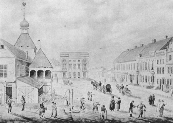 Stary rynek z widokiem dawnego ratusza, ok. 1813
Autor: Andrzej Karszowiecki

Widok Starego Rynku od pierzei wschodniej. Na pierwszym planie z lewej, dawny ratusz, rozebrany i sprzedany na licytacji w końcu 1816 r. Z prawej, pierzeja północna z kamienicami od obecnego numeru 17 do nnumeru 9 (inne niż obecnie elewacje: brak balkonów, znaczne zmiany w części parterowej i kondygnacji najwyższej). W głębi pierzeja zachodnia z nieco zmienioną elewacją kamienicy B.K. Radzikowskiego, wchodzącej w skład dzisiejszego ratusza.
