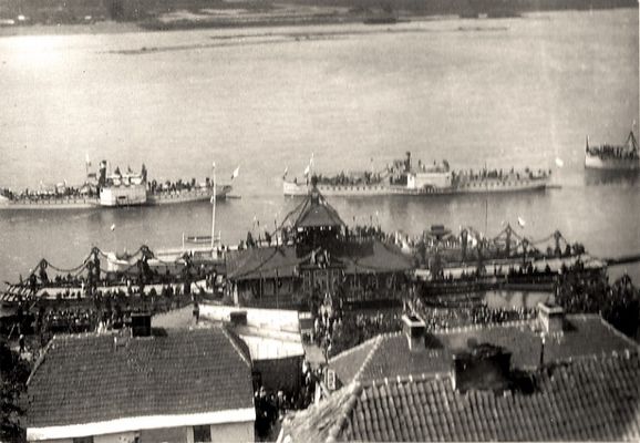 U przystani Plockiego Towarzystwa Wioslarskiego statek "Mickiewicz".
Czerwiec 1927 rok. Na katafalku trumna z prochami Juliusza Słowackiego przewożona na Wawel. W komitecie honorowym miasto reprezentowali n.im. dr Al. Maciesza, pastor R. Gundlach, pani Osowska i pan Rokitnicki.

fot. J. Domb.
