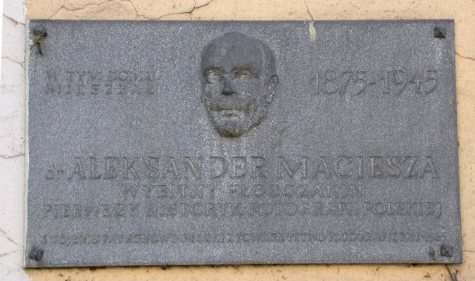 Tablica - Aleksander Maciesza
W tym domu mieszkał dr Aleksander Maciesza.
